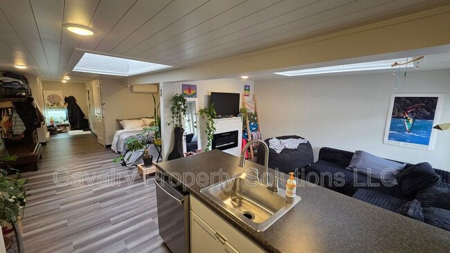 Building Photo - 3947 E Calvary Rd Unit 210