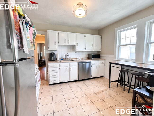 Building Photo - 60 Litchfield St Unit 1 Rental
