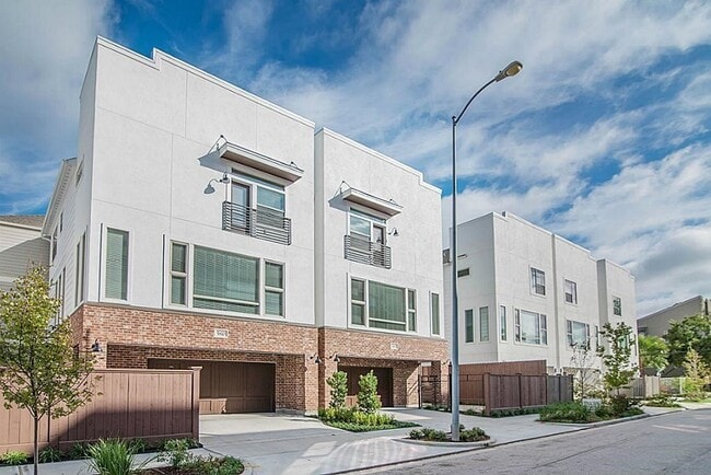 Building Photo - 5810 Venice St