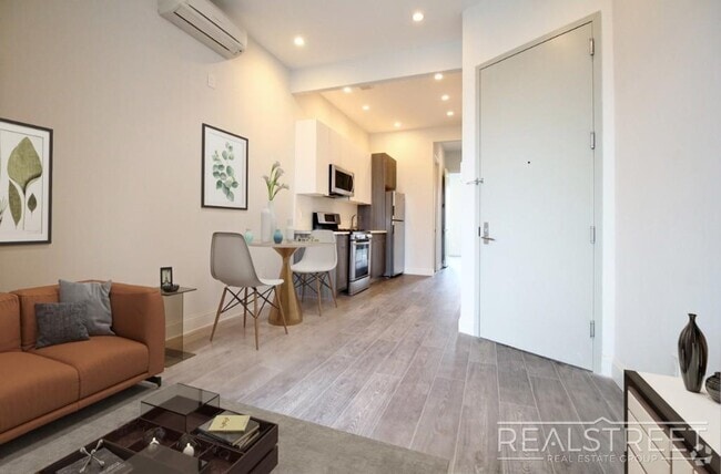Building Photo - Super Bright 2 BED w LAUNDRY IN-Unit! Unit 4R Rental