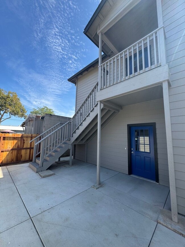 Building Photo - 627.5 N Sacramento St Unit 627.5 N Sacramento St - Downstairs