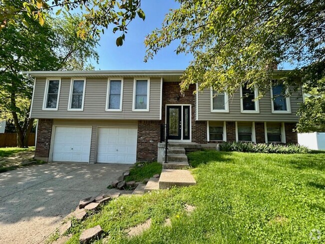 Building Photo - Welcome Home to This Beautifully Maintaine...