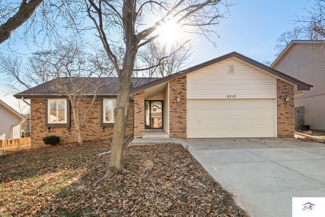 Building Photo - AVAILABLE NOW!