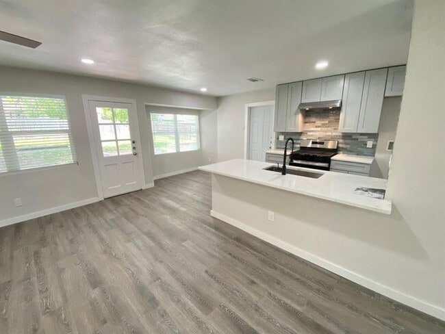 Photo - 9605 Newfoundland Cir