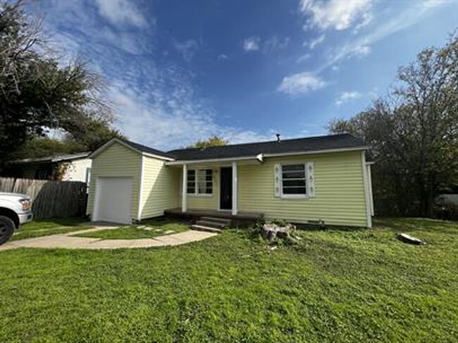 Newly remodeled 2/1 available now - Newly remodeled 2/1 available now House