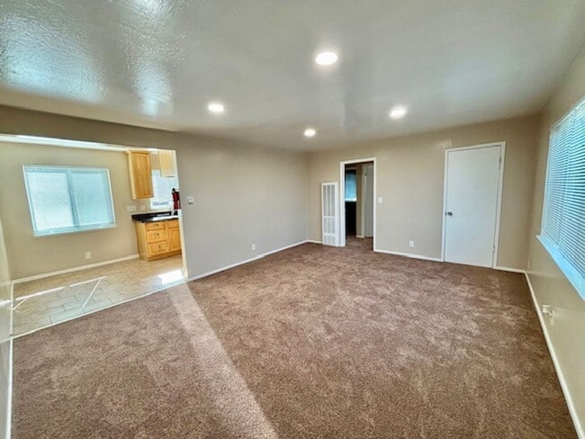 Building Photo - 5730 Bayview Ave Unit T5736