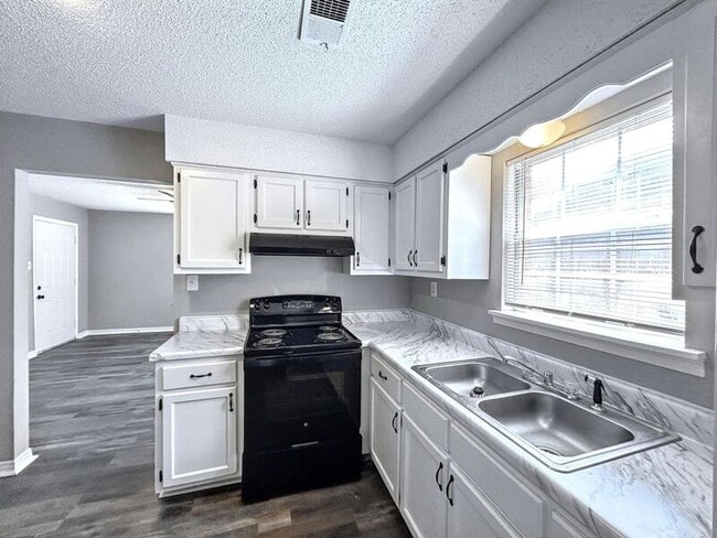 Photo - 2777 Caffey St