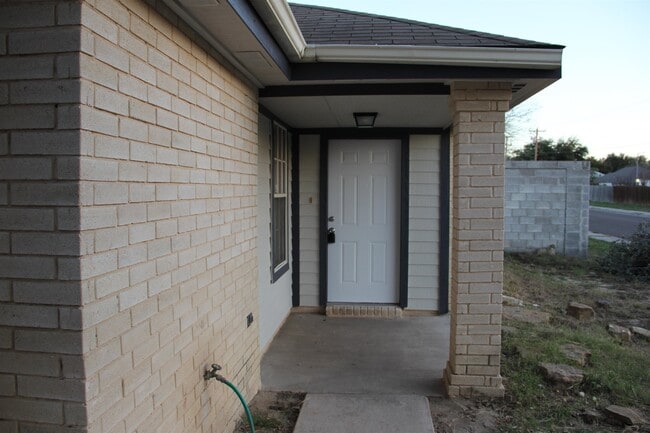 Photo - 1801 Denmark Ln