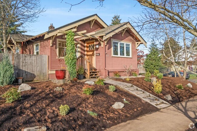 Building Photo - Cute 2-bdrm/1-bath cottage on over-sized l... Rental