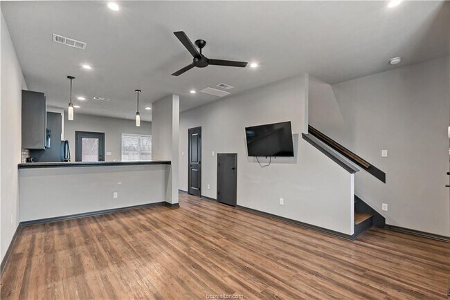 Photo - 1451 Associates Ave