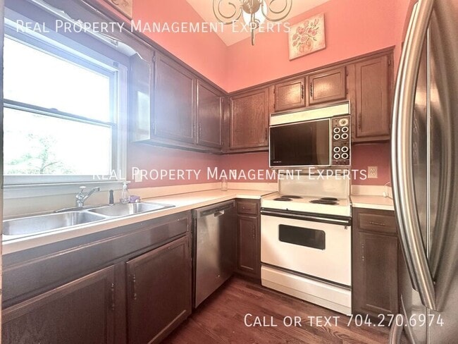 Photo - 310 W 10th St