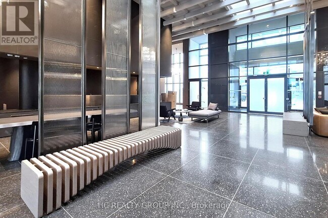 Photo - 8 Interchange Wy Unité 4803