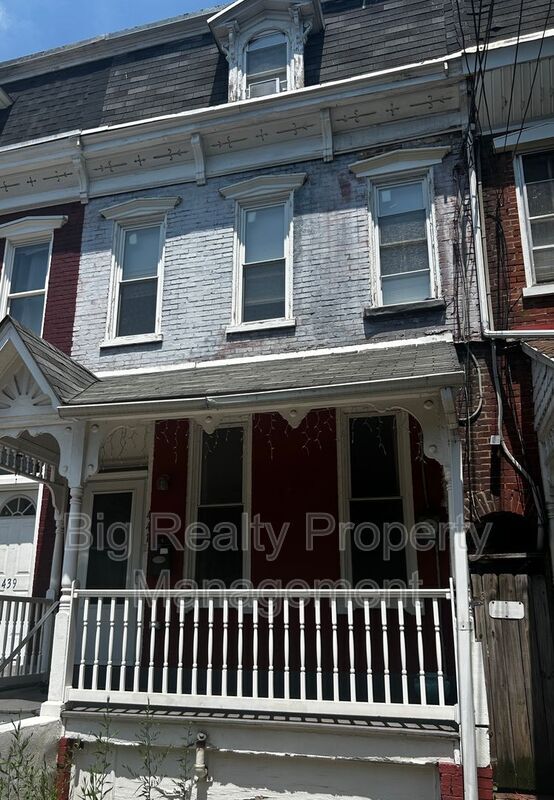 Building Photo - 441 Walnut St