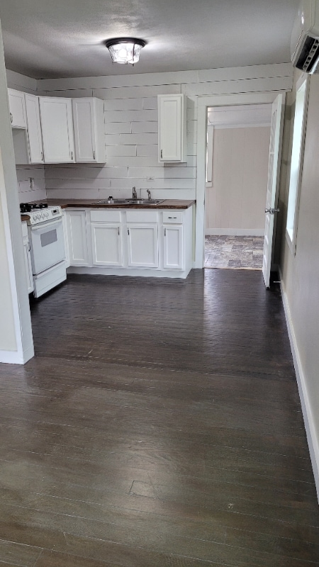 Photo - 208 W Chester St