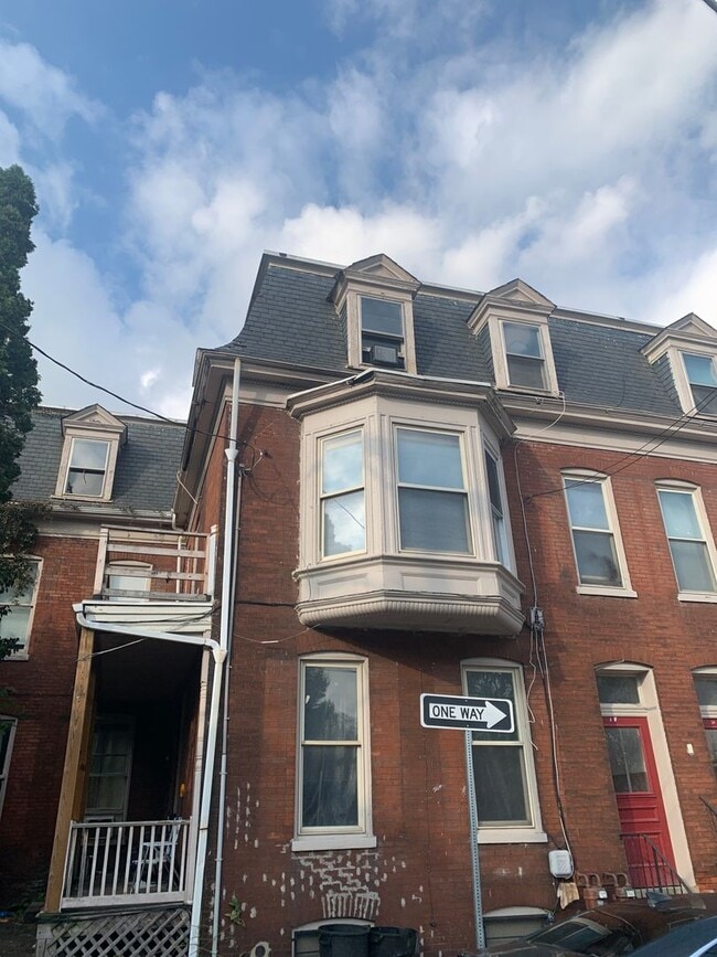 Building Photo - 2 Bedroom, 1 Bath First-Floor Apartment with Balcony & Private Entrance