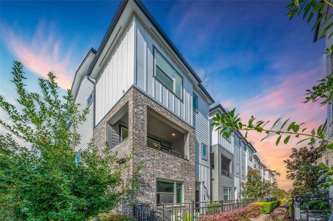 Photo - 2471 W 11th St