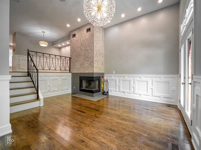 Photo - 1902 N Kenmore Ave Townhome