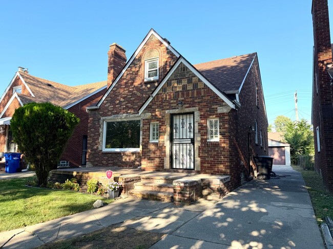 Photo - 16822 Robson St