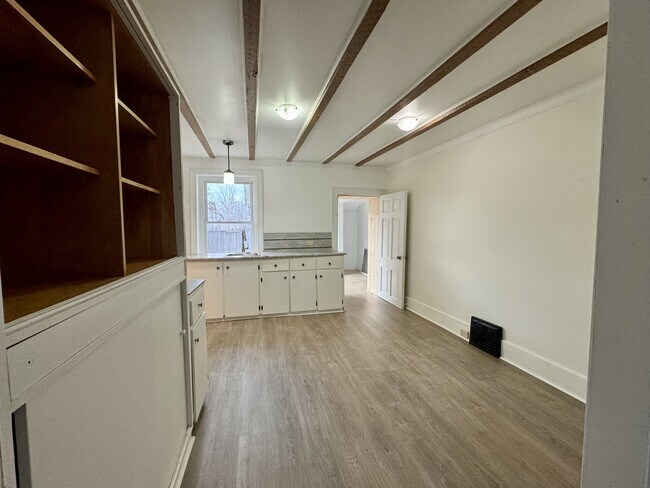 Photo - 109 Clothier St E