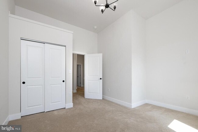Photo - 151 N York St