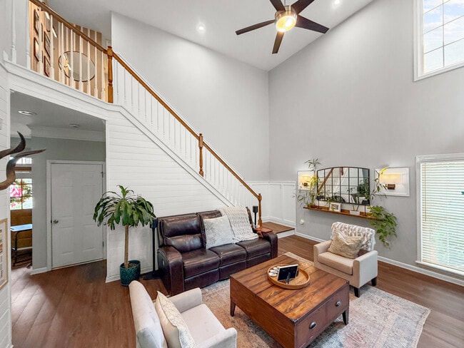 Photo - 1106 Glenrose Dr SE