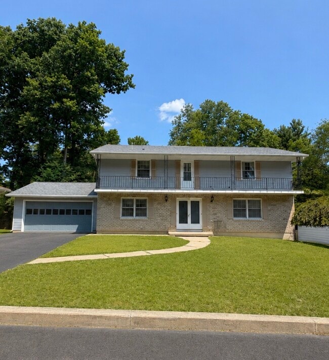 Photo - 240 Ridgefield Rd