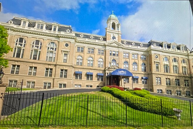 Historic neighborhood, excellent location - 803 E 6th St Unit 107