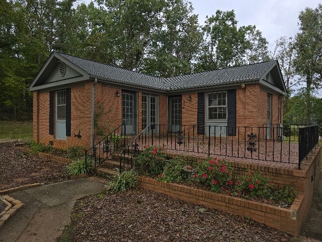 Building Photo - 749 E Main St