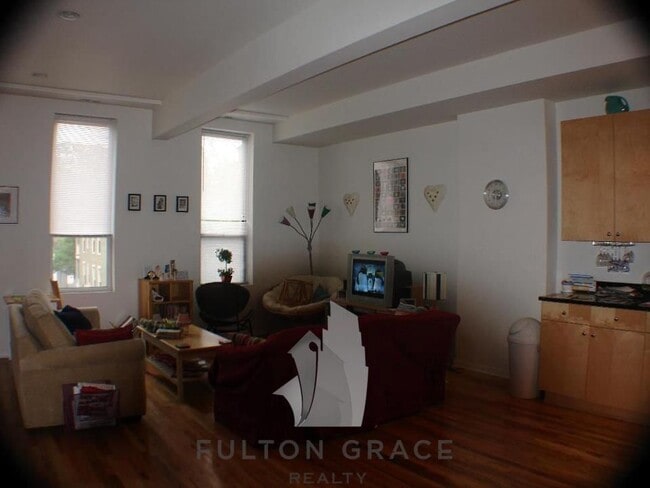 Building Photo - 1260 N Greenview Ave