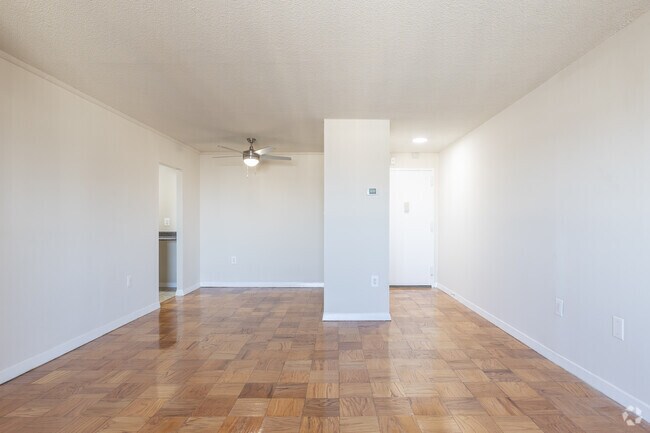 1BR, 1BA - 588SF - Living Room / Dining Room
