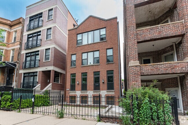 Building Photo - 900 W Roscoe St Rental
