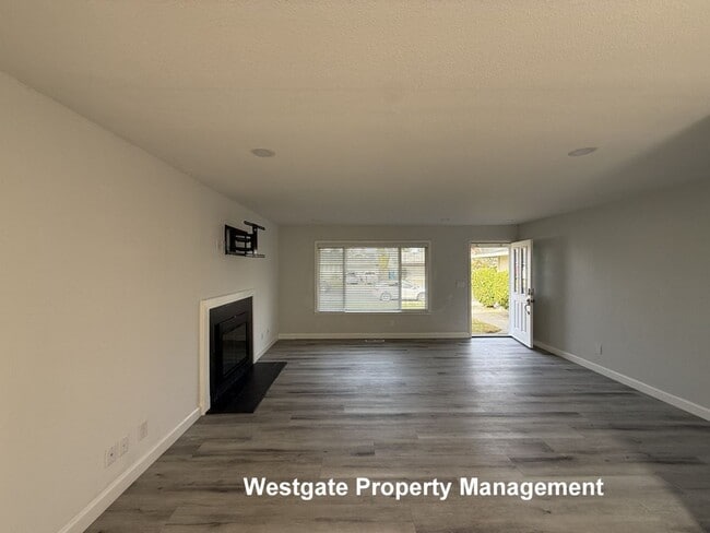 Photo - 574 Lorraine Ct N