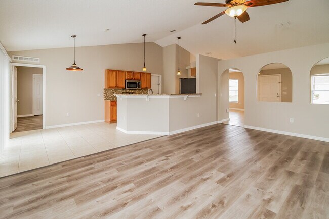 Photo - 816 Jarnac Dr