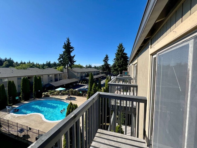 Building Photo - Scenic Lakeside Apartment for Rent - Federal Way Unit A15