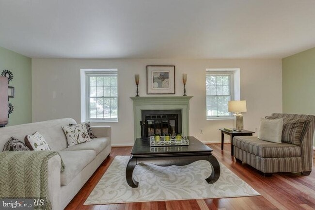 Photo - 5820 Silchester St