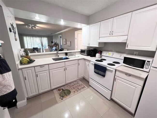 Building Photo - 1001 NW 45th St Unit 6 Rental