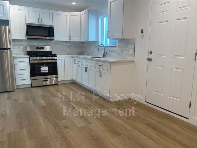Building Photo - 354 E Providencia Ave Unit #101 Rental