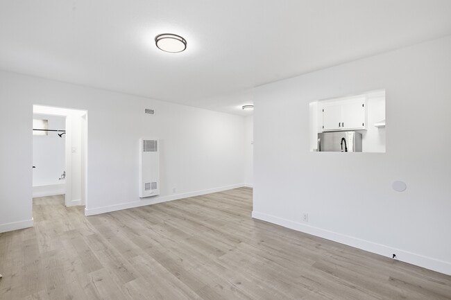 Photo - 6860-6870 Hazeltine Ave