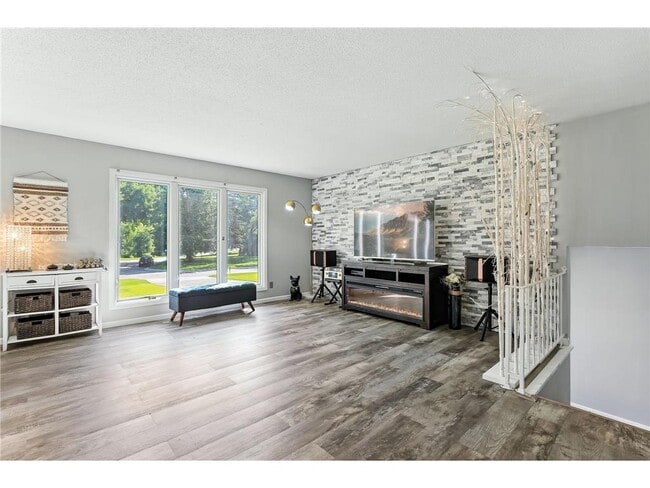 Photo - 455 Black Oaks Ln N