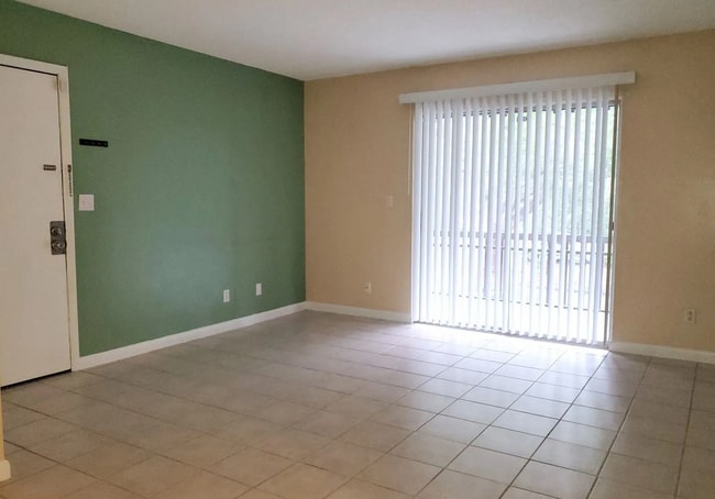 Living room - 6519 W Newberry Rd Unit 508