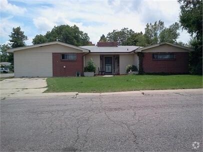 Building Photo - Roomy Single Family Home w/5 Beds 2 baths