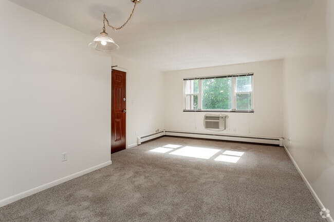 1BR, 1BA - 529 SF