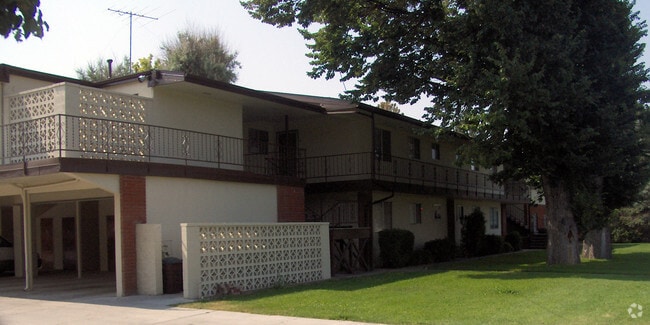 Photo - Royal Manor Apartments