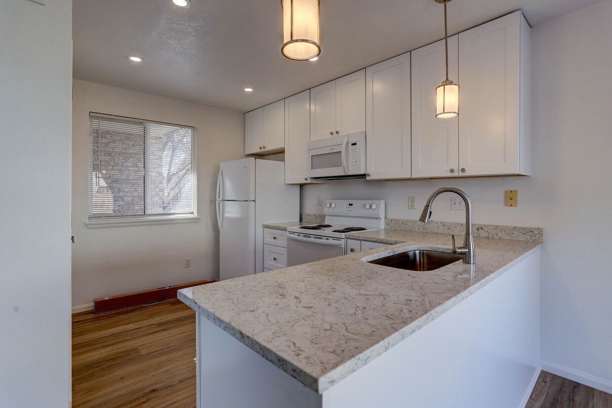 Charming 3 Bed/2.5 Bath Northglenn Townhome! - Charming 3 Bed/2.5 Bath Northglenn Townhome!