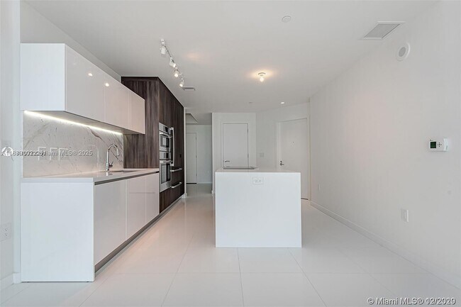 Photo - 851 NE 1st Ave Unidad 1608