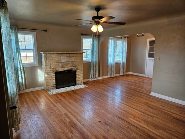 Photo - 4Bd/2Ba Two Story Home - For Viewing!