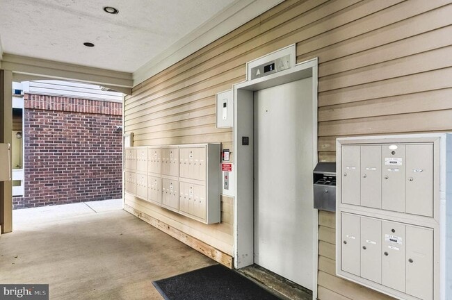Building Photo - 240 S Reynolds St Unit 411