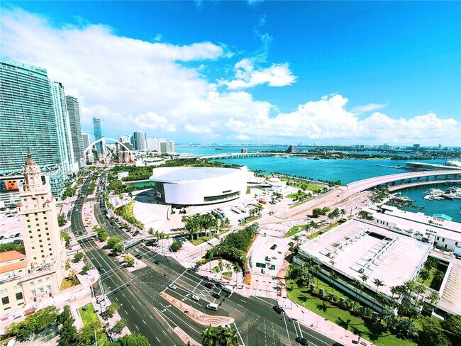 Building Photo - 398 NE 5th St Unit 2108