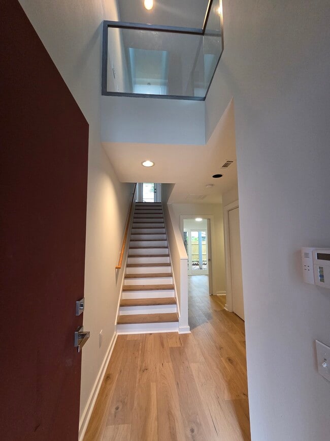 Photo - 920 Memorial Dr SE