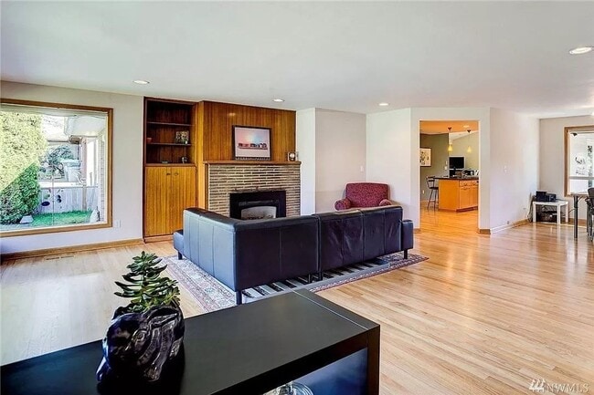 Building Photo - Beautiful and bright 3 bed / 2 bath rambler for rent!